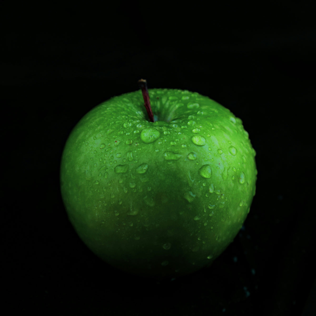 Fragrance notes of Afnan Supremacy Silver: crisp green apple (top note)